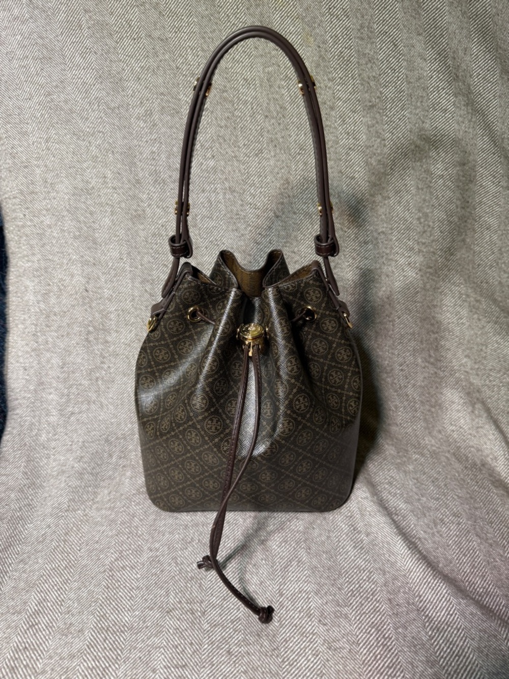 Pre-Owned Tory Burch T Monogram Coated Canvas Bucket Bag in French Press - Picture 3 of 15
